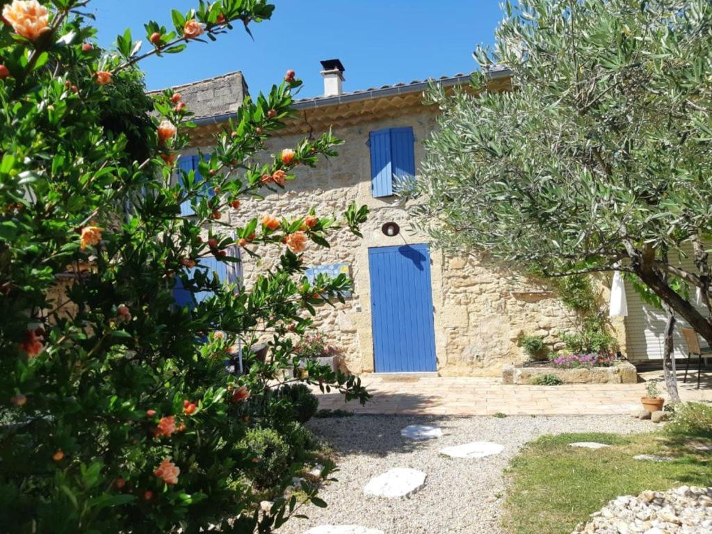 A Gauche Du Pont Hotel Vers Pont du Gard Exterior photo