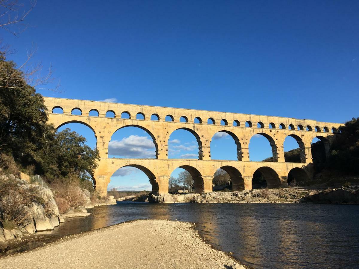 A Gauche Du Pont Hotel Vers Pont du Gard Exterior photo