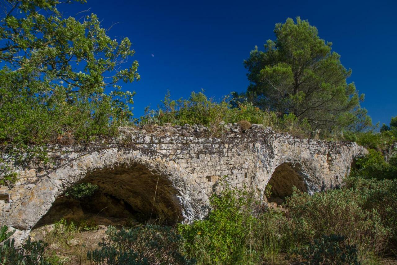A Gauche Du Pont Hotel Vers Pont du Gard Exterior photo